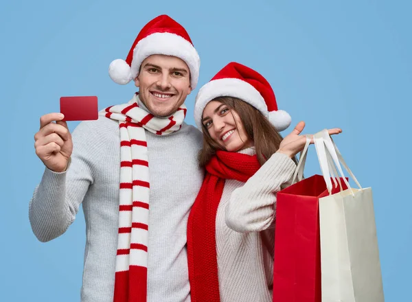 Glückliches Paar beim Weihnachtseinkauf — Stockfoto