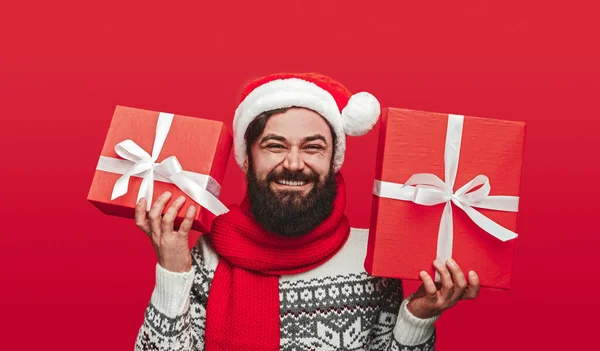 Cara alegre demonstrou caixas de presente no dia de Natal — Fotografia de Stock