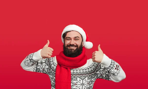 Gülümseyen sakallı adam Noel partisini onaylıyor — Stok fotoğraf
