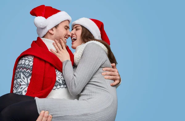 Casal feliz se divertindo durante a celebração de Natal — Fotografia de Stock