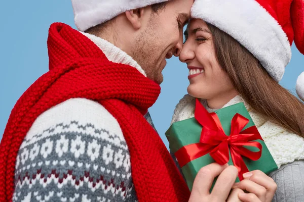 Delighted couple with Christmas gift — Stock Photo, Image