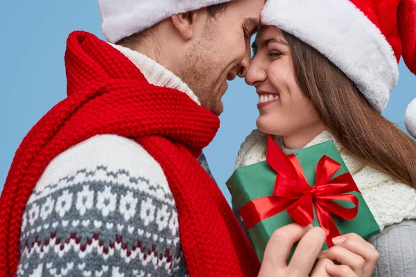 Couple enchanté avec cadeau de Noël — Photo