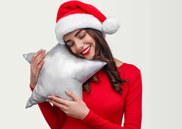 Χαρούμενη γυναίκα κοιμάται στο μαξιλάρι αστέρι κατά τη διάρκεια των Χριστουγέννων — Φωτογραφία Αρχείου