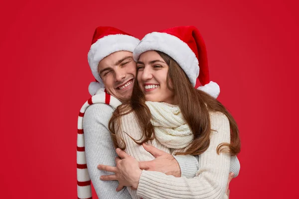 Homem animado abraçando namorada durante a celebração de Natal — Fotografia de Stock