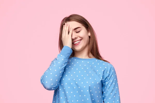 Somnoliento adolescente frotando la cara y sonriendo — Foto de Stock