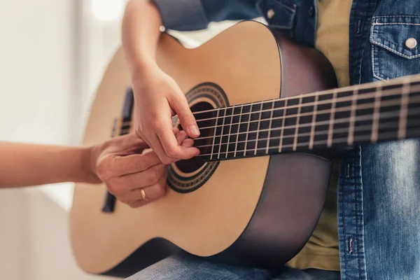 Persona senza volto che suona la chitarra — Foto Stock