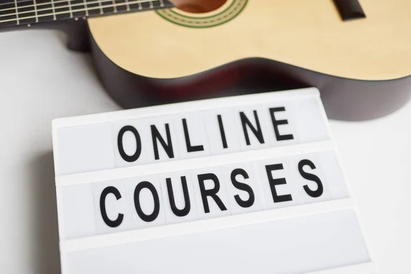 Guitar playing online courses advertisement