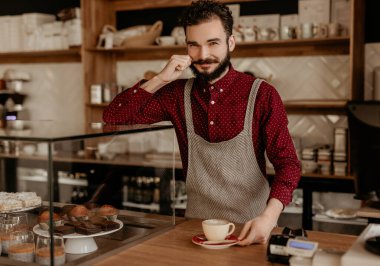 Hipster Cafe 'de kahve servisi yapan arkadaş canlısı barista.