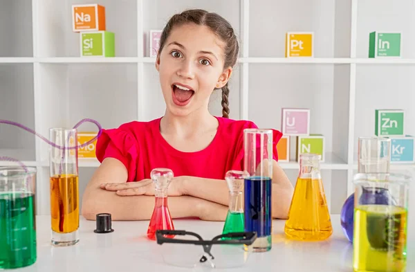Okulda kimya dersinde zeki bir kız. — Stok fotoğraf