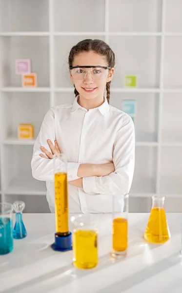 自信的小化学家站在实验室里 — 图库照片