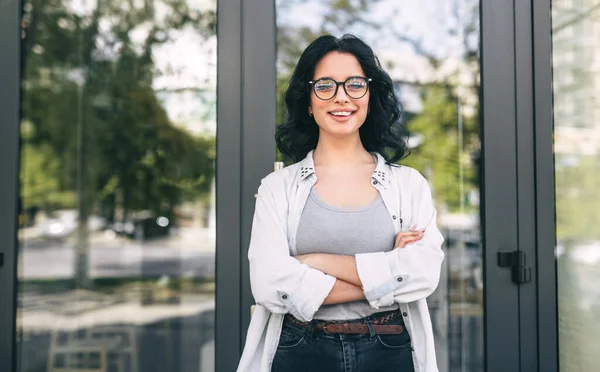 Jovem mulher positiva fora do café — Fotografia de Stock