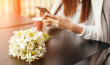 Randevu sırasında isimsiz bir kadının yanına yerleştirilen buket.