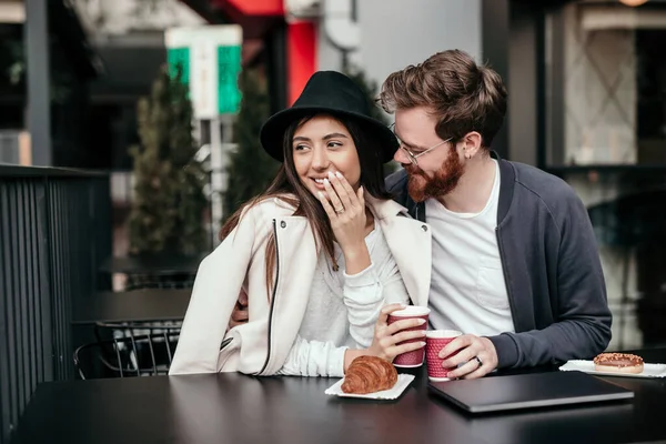 Feliz pareja disfrutando de una bebida caliente durante la cita —  Fotos de Stock