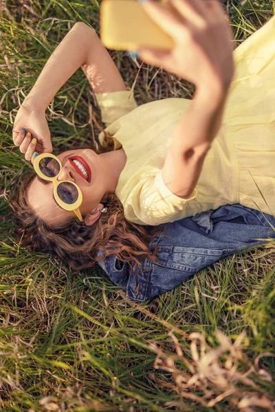 Femeia entuziasmată face selfie pe iarbă — Fotografie, imagine de stoc