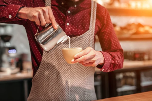 Кукурудзяний бариста заливає молоко в каву — стокове фото