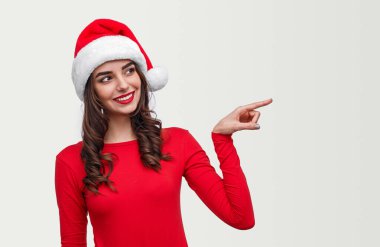 Noel Baba şapkalı iyimser kadın.