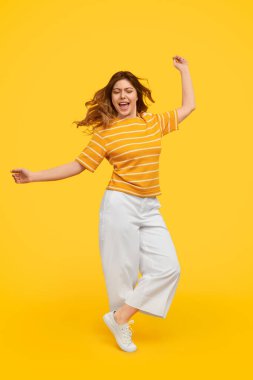 Heyecanlı kadın gözleri kapalı dans ediyor