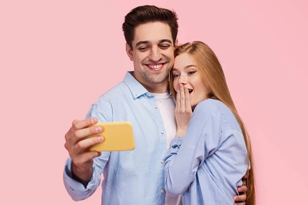 Genç çift alma selfie birlikte — Stok fotoğraf