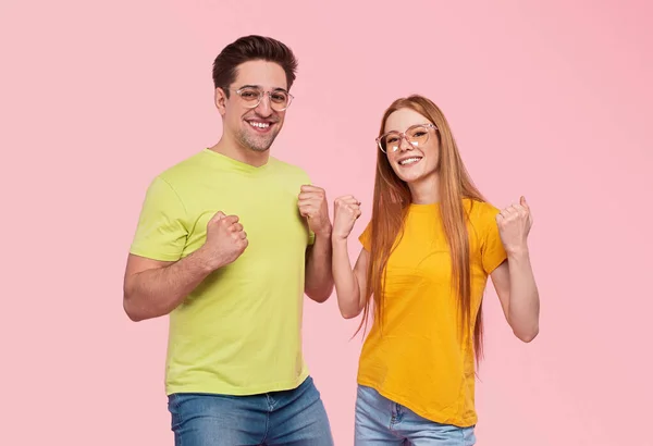 Fröhliches junges Paar feiert Erfolg — Stockfoto