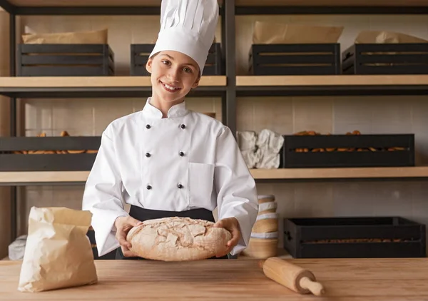 Дружня дівчина продає хліб у пекарні — стокове фото