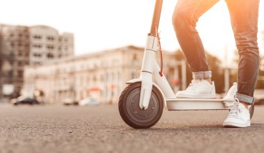 Şehir caddesinde çevre aracında tanınmayan hipster.