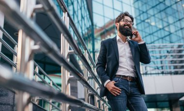 Sokakta akıllı telefondan konuşan iyi bir yönetici.