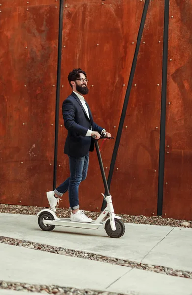 Städtischer Mann fährt mit Elektrofahrzeugen auf der Straße — Stockfoto