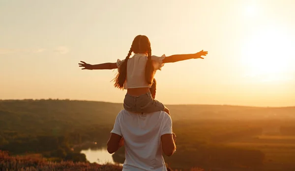 Unrecognizable father and daughter during evening in nature — Stock Photo, Image