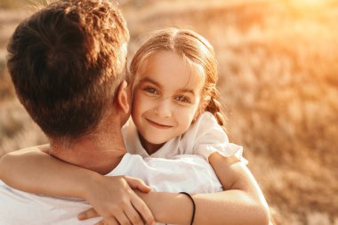Kızı doğada babasına sarılıyor.