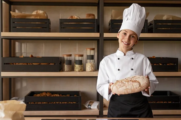 Pequeño panadero ofreciendo pan fresco — Foto de Stock