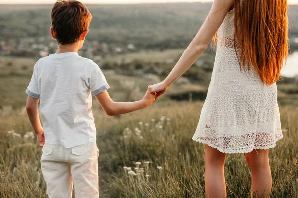 Irmãos anônimos admirando a natureza juntos — Fotografia de Stock