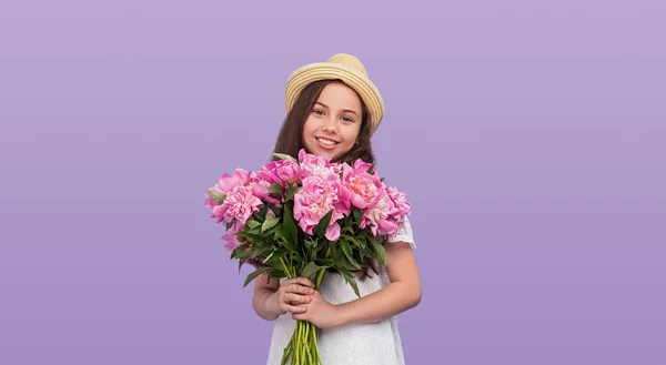 สาวน้อยที่มีดอกไม้มากมาย — ภาพถ่ายสต็อก