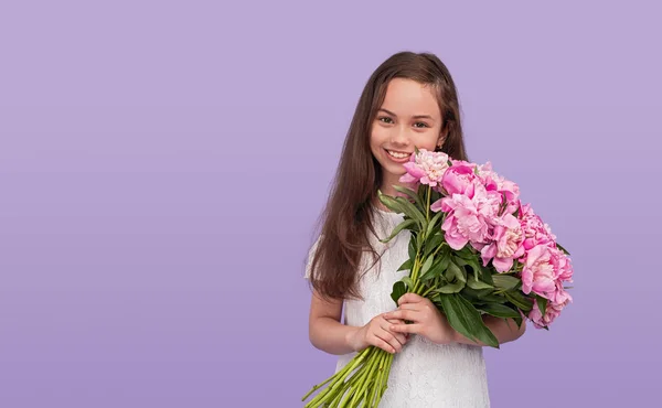 Αξιολάτρευτο κορίτσι με καλοκαιρινά λουλούδια — Φωτογραφία Αρχείου