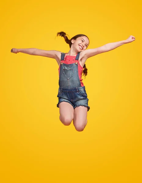 気をつけて子供のジャンプや笑顔 — ストック写真