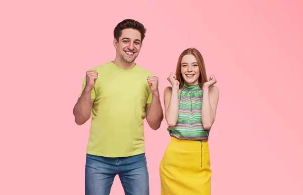 Casal feliz celebrando a vitória juntos — Fotografia de Stock