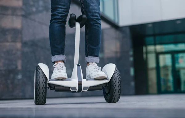 Hipster ujeżdżania pojazdu elektrycznego na ulicy — Zdjęcie stockowe