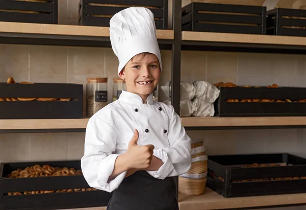 Оптимістичний маленький пекар жестикулює великий палець вгору — стокове фото