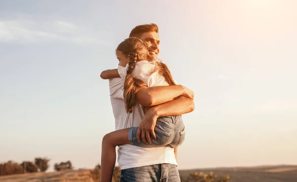 Gelukkig vader en dochter knuffelen in de natuur — Stockfoto