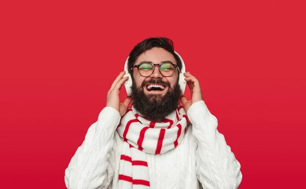 Glada hipster lyssnar på musik på vinterdagen — Stockfoto