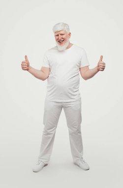 Albino adam mutlu bir jest yapıyor.