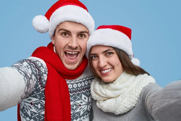 Casal alegre tomando selfie de Natal — Fotografia de Stock