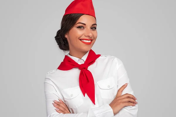 Zelfverzekerde Spaanse stewardess glimlachend voor camera — Stockfoto