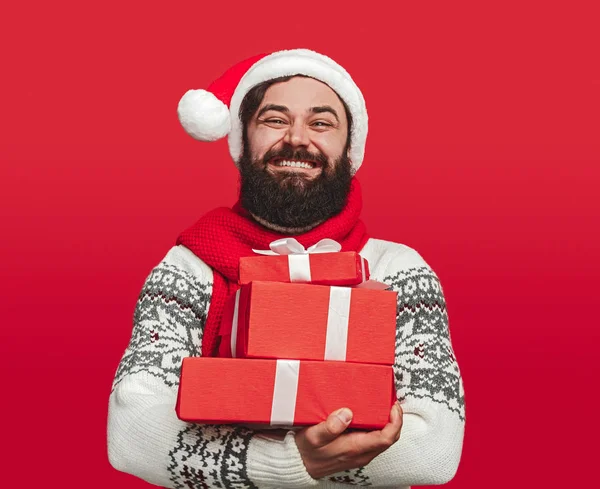 Alegre hipster abraçando presentes de Natal — Fotografia de Stock