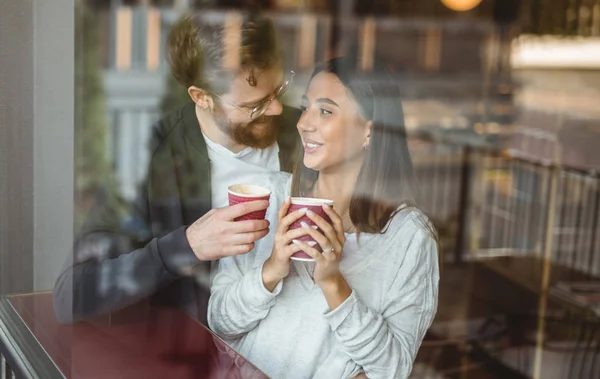 Gelukkig paar genieten van koffie tijdens de date — Stockfoto