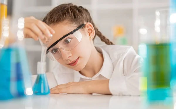 Mądra dziewczyna przeprowadzająca eksperyment chemiczny w laboratorium — Zdjęcie stockowe