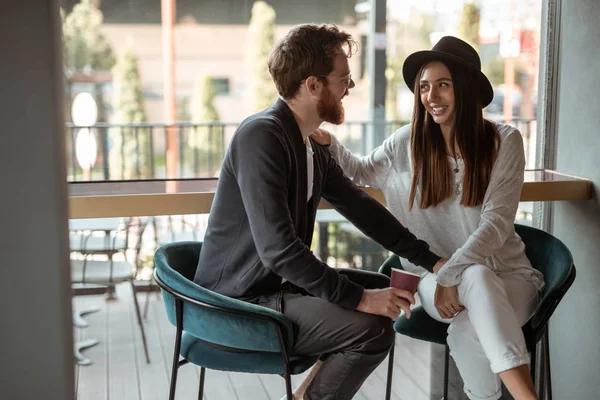 Gelukkige paar flirten in restaurant — Stockfoto