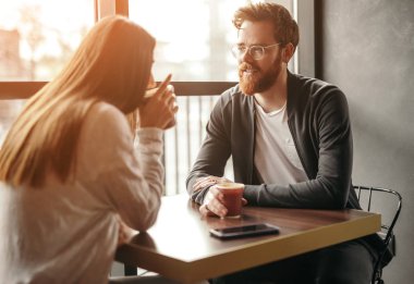 Çift rahat bir kafede dinleniyor.