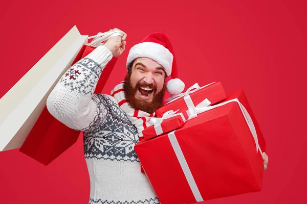 Homem animado fazendo compras de Natal — Fotografia de Stock