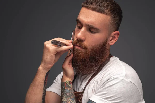 Barber shaving face with razor — Stock Photo, Image