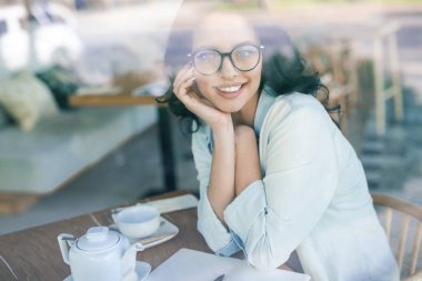 Kafede dinlenen defteri olan pozitif serbest yazar.